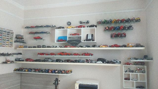 Vendo coleção miniaturas (carros, motos e aviões)