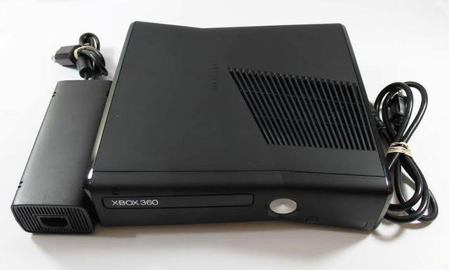 Xbox 360 + Kinect + 2 Controles + 32 Jogos