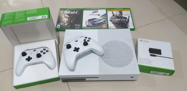 Xbox One 1Tb + 4 jogos + 2 Controles + Play & Charge Kit