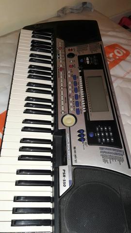 Vendo um teclado Yamaha psr 550 já é pendrive