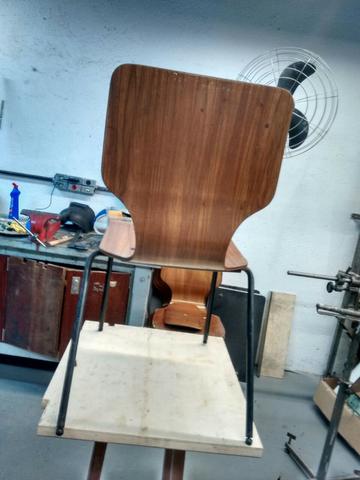 Cadeiras em madeira e ferro marca giroflex