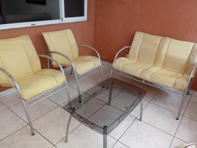 Conjunto de cadeiras e mesa de centro