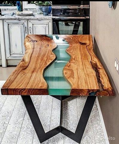 Mesa em madeira e resina epóxi