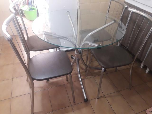 Vendo bonita mesa vidro redonda acompanha cadeiras