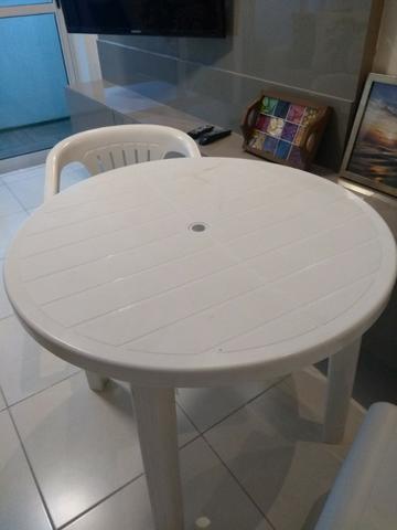 Vendo mesa redonda, com 04 cadeiras plástico
