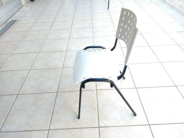Cadeira de Plástico com estrutura metálica
