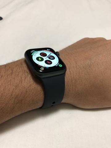 Vendo Nike Apple Watch Series 4 40mm space gray. Acompanha 2