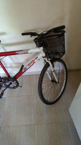 Bicicleta com cestinha e garupa