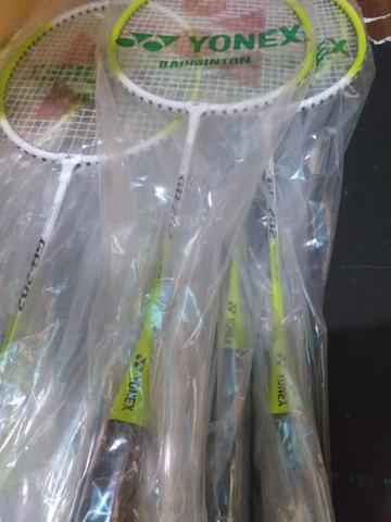 Raquete de Badminton YONEX original nunca aberta