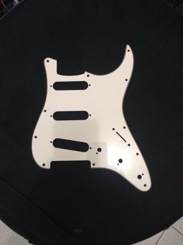 Escudo Guitarra Branco modelo Strato