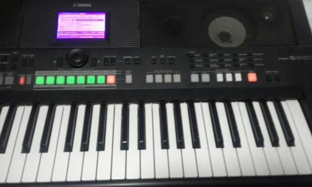 Vendo psr 650 em ótimo estado e de igreja