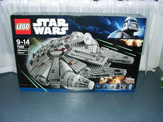 Lego Star Wars Millennium Falcon Ref  Possui minifigures