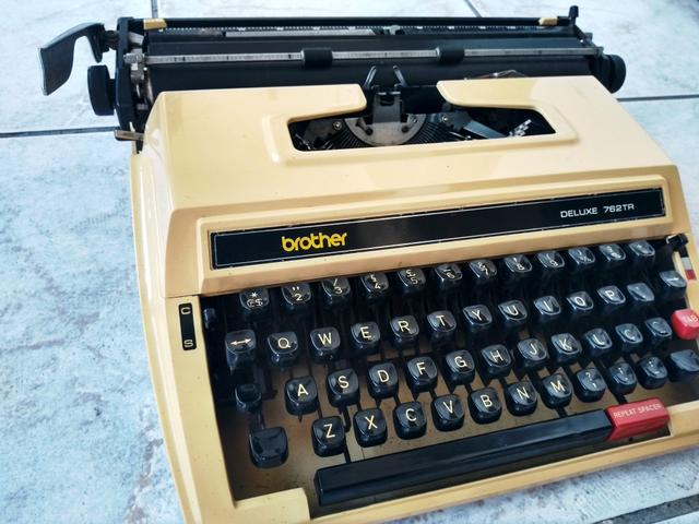 Linda na cor amarela tudo ok para o uso Máquina de escrever