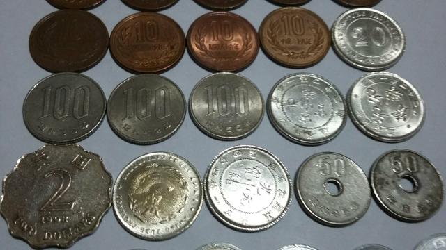 Lote com moedas asiáticas