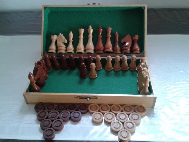 Tabuleiro de xadrez com as peças, acompanha peças de dama