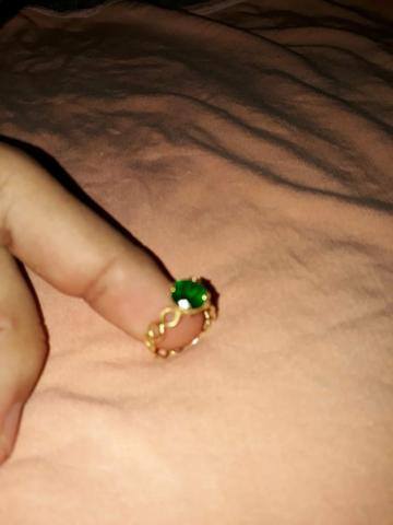 Vendo anel feminino de ouro, 2 gramas com pedra original