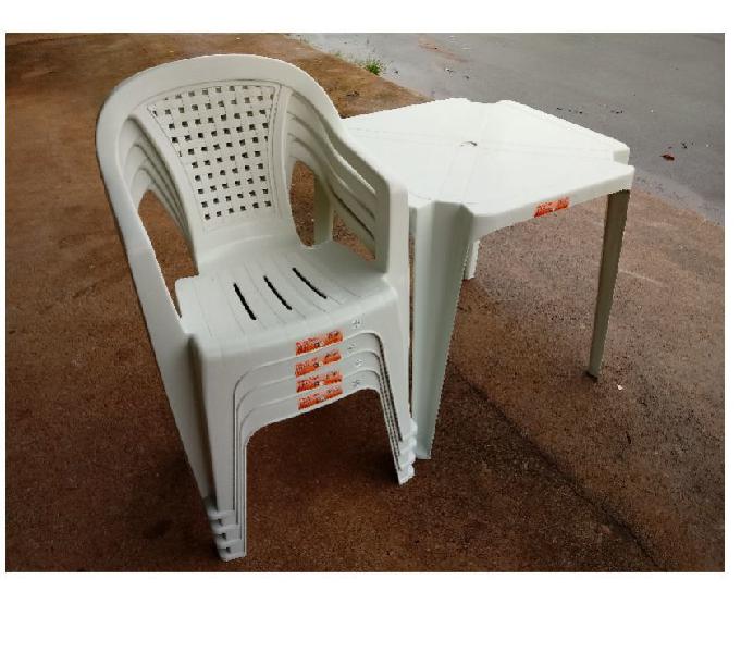 Jogo de mesa e cadeiras plástica tipo poltrona cor branca.