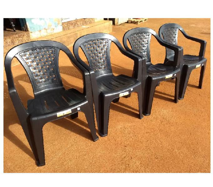 Jogo de mesa e cadeiras plástica tipo poltrona cor preta.