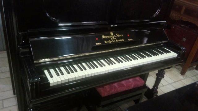 Lindo piano Steinway & sons Modelo K Black