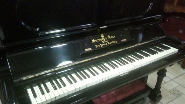 Piano armario Steinway & sons Modelo K Black