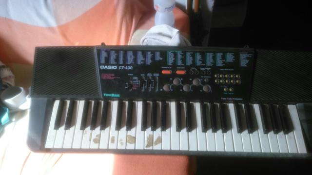 Vendo teclado da marca casio ct 400 leia descrição