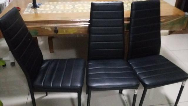 3 cadeiras de courino pretas, semi novas