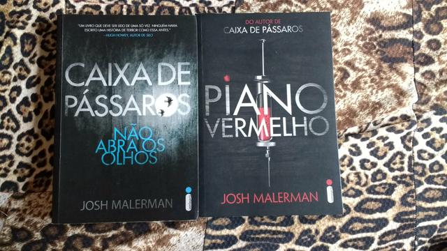 Piano Vermelho e Caixa de Pássaros