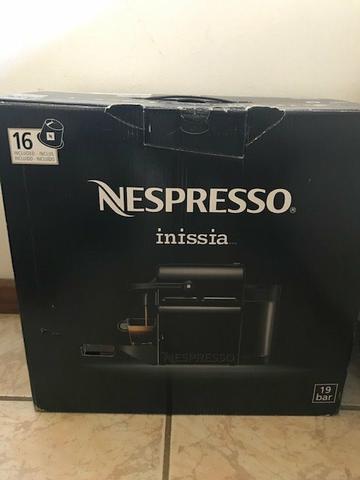 Cafeteira Nespresso Inisia nova na caixa