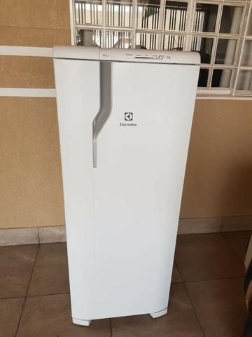 Geladeira Electrolux semi nova, tampa de dentro freezer