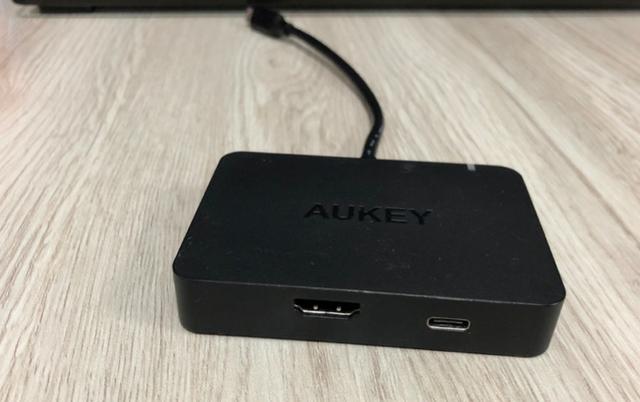 Adaptador aukey Hub usb-c com 1 HDMI, 4 portas USB 3.0, e 1