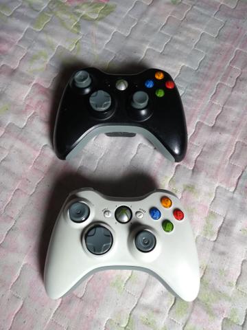 Dois controles Xbox 360