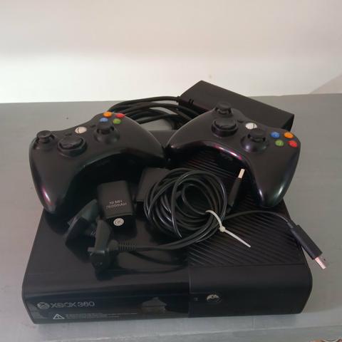 Xbox gb + 3 Jogos + 2 controles originais