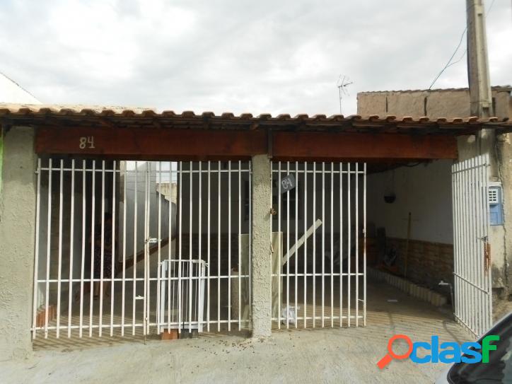 Alugo casa com 2 dorm/suíte, garagem coberta na Villa Amato