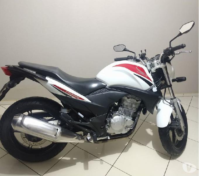 Moto CB 300 Série limitada