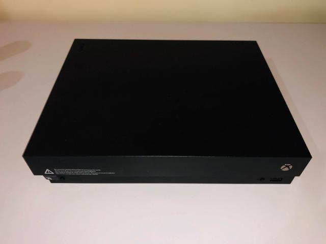 V > Xbox One X 4K - 1TB | Com 2 controles