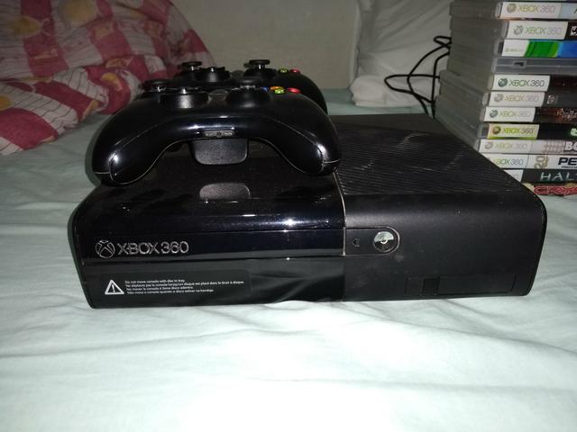 Xbox 360 super slim + 30 jogos