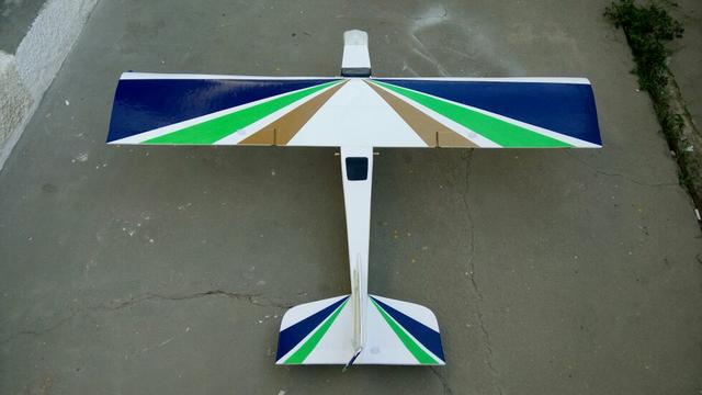 Aeromodelo Asa Alta Trainer Branco Com Detalhes Azul, Verde