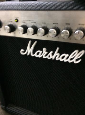 Amplificador Marshall MG 15CF