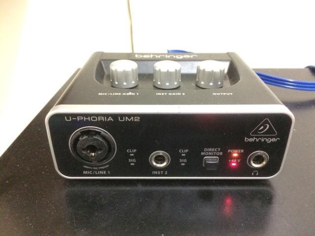 Interface de Áudio behringer U-phoria Um2