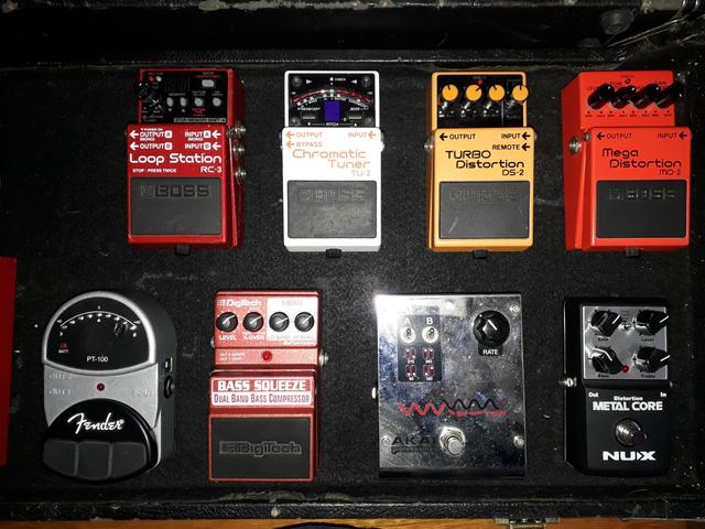 Pedais, pedalboard e fonte