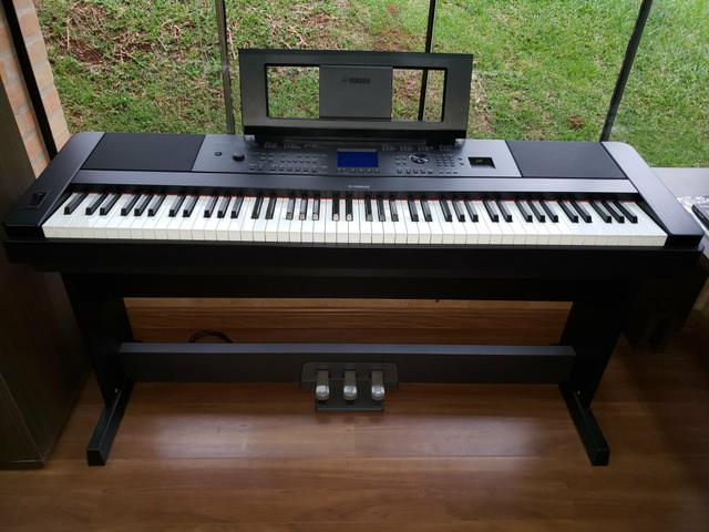 Piano elétrico Yamaha DGX 660 impecável e completo