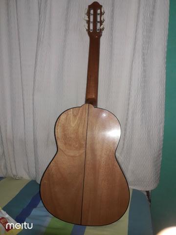 Vendo este violão acústico.