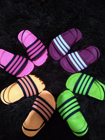 Chinelo slides baby neon