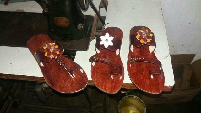 Lindas sandálias de couro