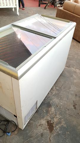 Freezer 110v porta de vidro muito bem conservado