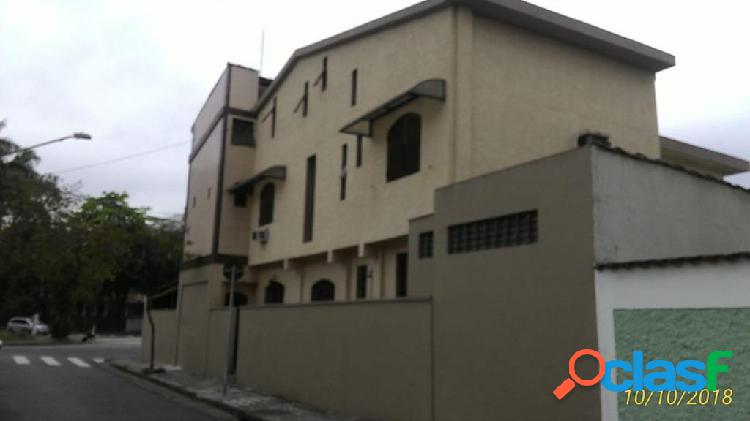 Sobrado com 3 dormitórios à venda, 218 m² por R$ 900.000
