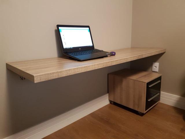 Conjunto Escrivaninha, gabinete com rodízio e móvel com