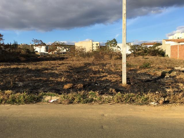 Lote no jardim Candeias (Rua Asfaltada)