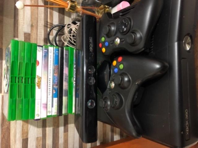 Xbox 360 com Kinect e dois controles