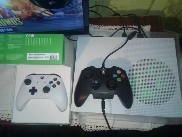 Xbox One Slim + Controle RAZER